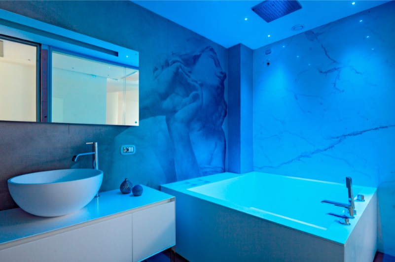 Renkli aydınlatmaya sahip mavi banyolar
